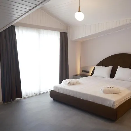 Hotel Limnades *