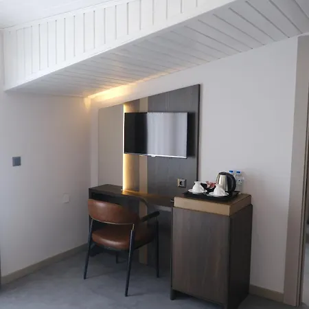 Hotel Limnades *