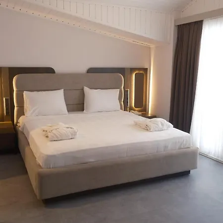 Hotel Limnades *