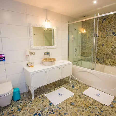 Otel Limnades *
