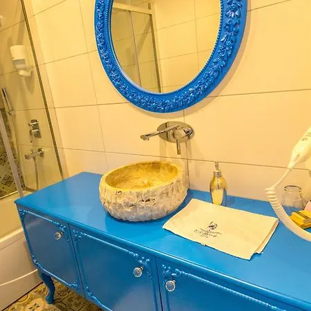 Otel Limnades