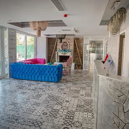 Otel Limnades *